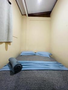 een bed in een kamer met twee kussens erop bij Chalé 2 em Ilhabela in Ilhabela