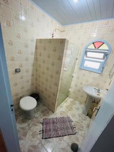 een badkamer met toilet en wastafel bij Chalé 2 em Ilhabela in Ilhabela