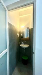 une salle de bain avec un lavabo et un miroir dans l'établissement Dreamfield Homestay, à Kandy