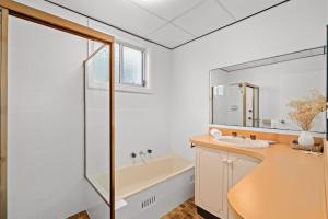 Phòng tắm tại Forresters Dunes - Whole House +30 ảnh