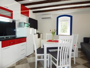 eine Küche und ein Esszimmer mit einem Tisch und Stühlen in der Unterkunft Karmen's Apartment One in Split