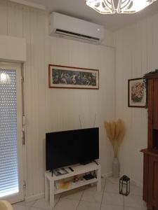 un salon avec une télévision à écran plat au mur dans l'établissement Apartments by the sea Sumpetar, Omis - 17895, à Sumpetar