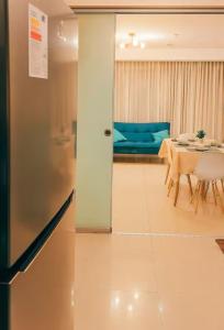 a dining room with a table and a blue couch at Nuevo Lanzamiento, Urbanizacion San Andres, frente a parque in Trujillo