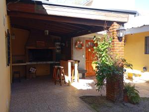 a patio with a table and stools in front of a building at El buen descanso Extra Familiar in San Bernardo