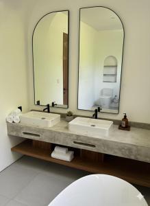 Ένα μπάνιο στο Senada Garden