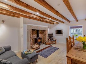 un salon avec une cheminée et un canapé dans l'établissement 2 Bed in Warkworth CN004, à Warkworth