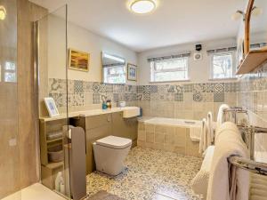 a bathroom with a toilet and a sink and a tub at 2 Bed in Brecon Town BN140 in Brecon +22 photos