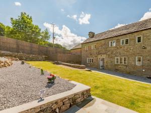 vista esterna di un edificio in pietra con cortile di 3 Bed in Pooley Bridge 89068 a Tirril