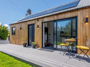 ウーラクームにある1 Bed in Woolacombe 82341の木製デッキ(テーブル、椅子付)