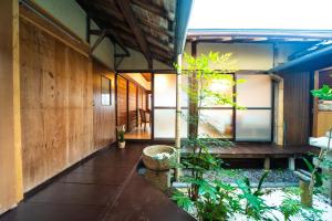 淡路市にあるAwaji Seaside Hotel in Ikuho - Vacation STAY 14163のベンチ付き家廊