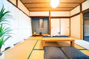 淡路市にあるAwaji Seaside Hotel in Ikuho - Vacation STAY 14163のテーブルとソファ付きの部屋