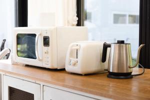 a microwave and a toaster on a kitchen counter at Paran Garden in Damyang