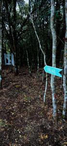 クーニャにあるChalé Pôr do Solの森の中の青い看板