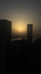 Η ανατολή ή δύση του ηλίου όπως φαίνεται από αυτό το ξενοδοχείο ή από εκεί κοντά