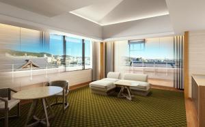 una camera d'albergo con una sala d'attesa con una grande finestra di 帝国ホテル 京都 a Kyoto