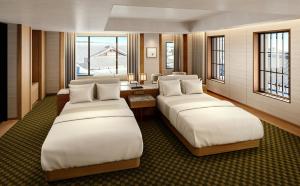 2 letti in una camera d'albergo con finestre di 帝国ホテル 京都 a Kyoto
