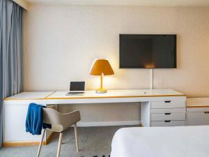 TV a/nebo společenská místnost v ubytování Hôtel Novotel Valenciennes