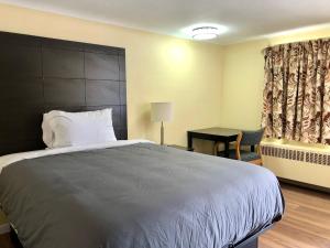 Postel nebo postele na pokoji v ubytování Gratiot View Motel