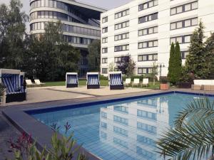 Bazén v ubytování Mercure Hotel Frankfurt Eschborn Ost nebo v jeho okolí