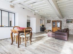 O zonă de relaxare la Maison paisible avec jardin clos à Cheverny, proche commerces et Château de Tintin - FR-1-491-391