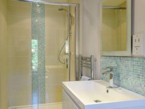 Un baño con lavabo y ducha de cristal. en 4 Bed in Holt 88678, en Melton Constable 18 fotos más
