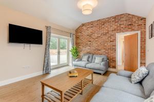 una sala de estar con una pared de ladrillo en 3 Bed in Thimbleby oc-b32849, en Thimbleby
