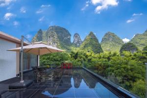 Nespecifikovaný výhled na hory nebo výhled na hory při pohledu z hotelu