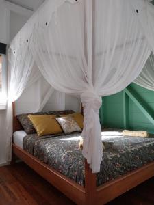 Katil atau katil-katil dalam bilik di Gîte soufrière