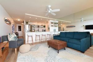 Posezení v ubytování Kaleialoha 210 · KA 210 OceanFront 1BD Tropical Getaway w AC