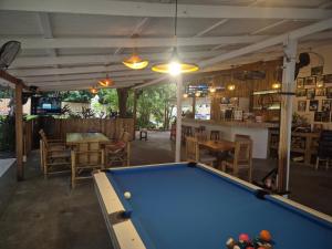 サムイ島にあるThe Summer House Samuiのバーのある部屋にあるビリヤード台