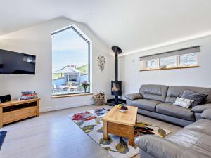 Marwoodにある3 Bed in Woolacombe 82159のソファとテーブルのあるリビングルーム