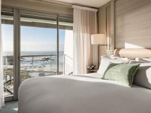 Ένα ή περισσότερα κρεβάτια σε δωμάτιο στο Sofitel Quiberon Thalassa sea & spa