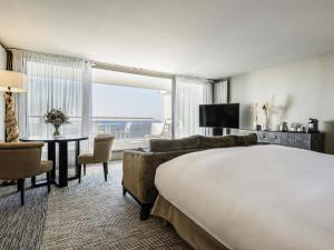 Una habitación de hotel con una cama grande y una mesa. en Sofitel Quiberon Thalassa sea & spa, en Quiberon 221 fotos más