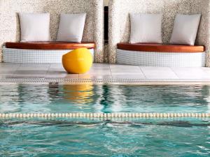 Bazén v ubytování Sofitel Quiberon Thalassa sea & spa nebo v jeho okolí