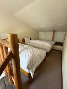 Un dormitorio con dos camas en una habitación. en Pension New White Bear, en Kutchan 20 fotos más