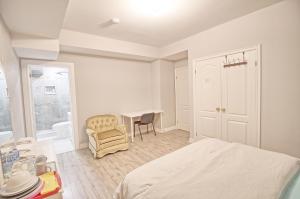Billede fra billedgalleriet på Basement large Room with Private Bathroom and Free Parking i Vaughan