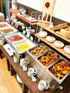 青森市にある青森グリーンパークホテルのさまざまな種類の食べ物が並ぶビュッフェライン