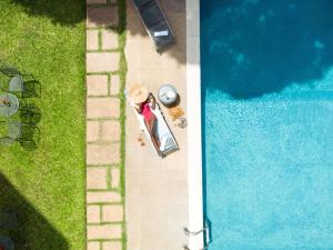 an overhead view of a pool with a person sitting next to it at Ibis Styles Abidjan Marcory in Abidjan