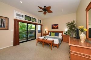 カハナにあるKapalua Ridge Villas 1521 · KRV 1521 Remodeled 1BD Kapalua Villaのベッドと天井扇風機のある寝室 +45枚の写真