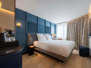 Un pat sau paturi într-o cameră la Mercure La Rochelle Vieux Port +143 fotografii