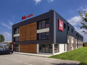 un edificio con un cartello di un hotel di ibis Dijon Sud a Perrigny-lès-Dijon