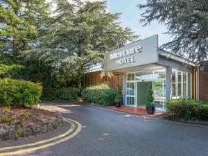 カーディフにあるMercure Cardiff North Hotelの路上のメトロラインホテルの看板