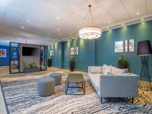 カーディフにあるMercure Cardiff North Hotelのソファとテーブルのあるリビングルーム