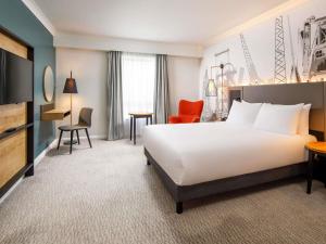 カーディフにあるMercure Cardiff North Hotelのベッドと机があるホテルの部屋 +111枚の写真