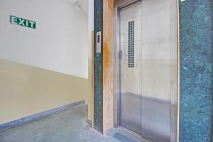 un ascensor en un edificio con una puerta de cristal en Hotel O Sri Residency Near Hyderabad Central, en Hyderabad 49 fotos más