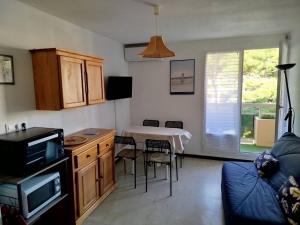 Kuchyň nebo kuchyňský kout v ubytování T2 climatisé avec garage, proche centre et plages - FR-1-610-113 + 6 fotografií