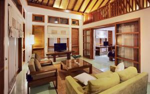 una sala de estar con un sofá y una mesa en Villa Damar Boutique Hotel, en Bandung
