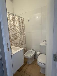 マイプにあるDepto en el centro de Maipúのトイレと洗面台を備えた白いバスルーム