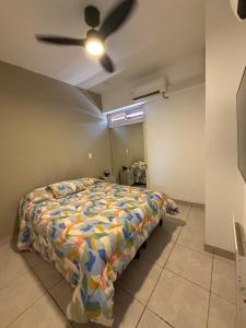 マイプにあるDepto en el centro de Maipúのベッドと天井扇風機のある寝室