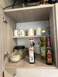 マイプにあるDepto en el centro de Maipúのスパイスやその他の食品が入った戸棚 +5枚の写真